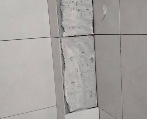 织金瓷砖空鼓维修公司分享下瓷砖施工前基层浇水润湿程度不足，可能导致以下问题